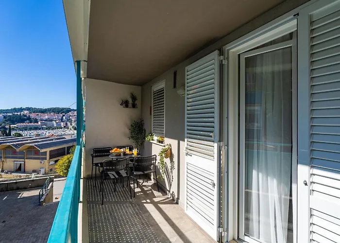 Modern Escape With Balcony - Near The Ferry Port Appartamento Ragusa