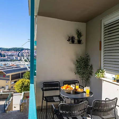 Modern Escape With Balcony - Near The Ferry Port Апартаменты *