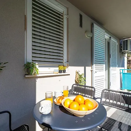 Modern Escape With Balcony - Near The Ferry Port Apartment *
