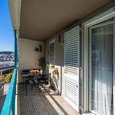 Modern Escape With Balcony - Near The Ferry Port Апартаменты Дубровник
