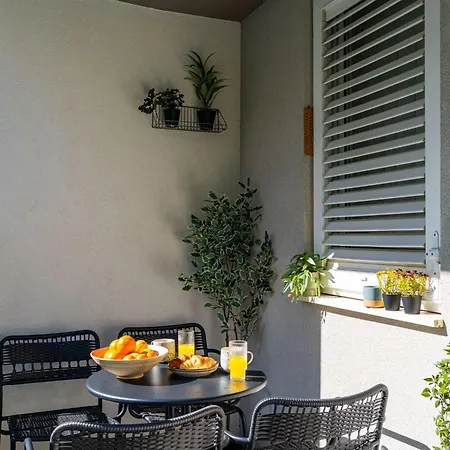 Modern Escape With Balcony - Near The Ferry Port