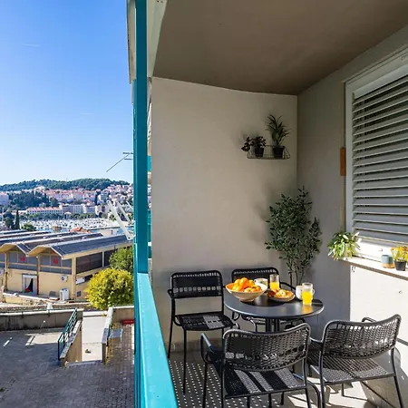 Modern Escape With Balcony - Near The Ferry Port Apartment *