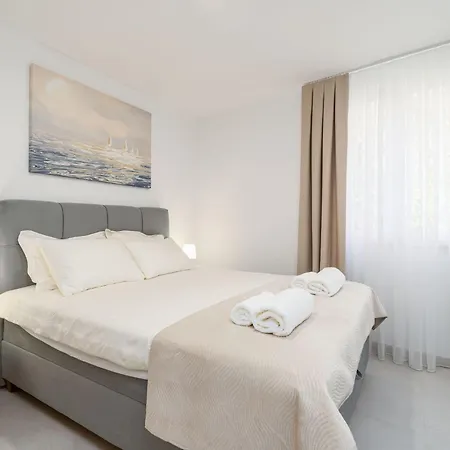 Modern Escape With Balcony - Near The Ferry Port Appartement *