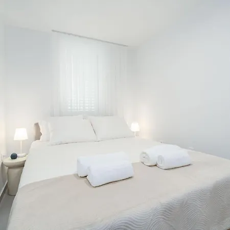 Апартаменты Modern Escape With Balcony - Near The Ferry Port