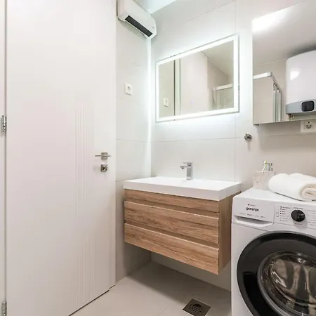 Modern Escape With Balcony - Near The Ferry Port Appartement *