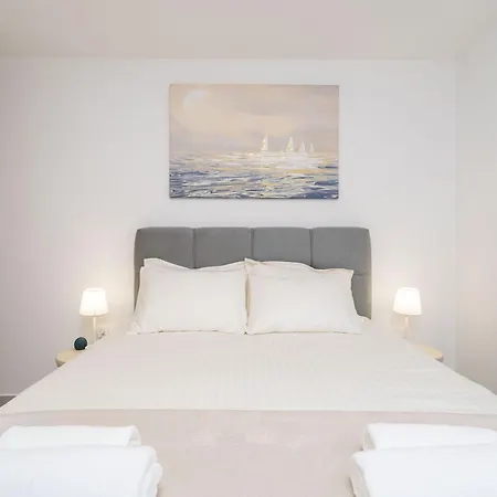 Modern Escape With Balcony - Near The Ferry Port *