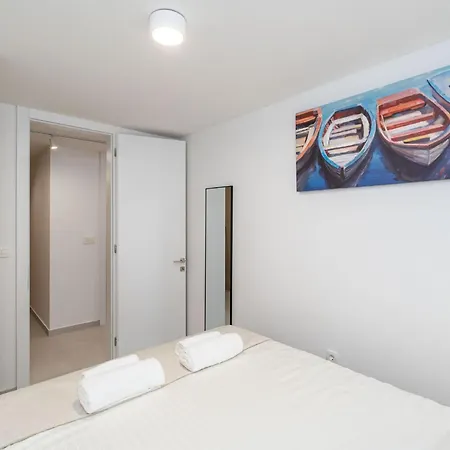 Modern Escape With Balcony - Near The Ferry Port