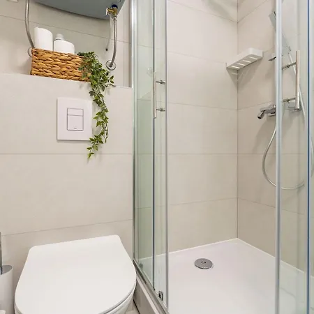 Апартаменты Modern Escape With Balcony - Near The Ferry Port *