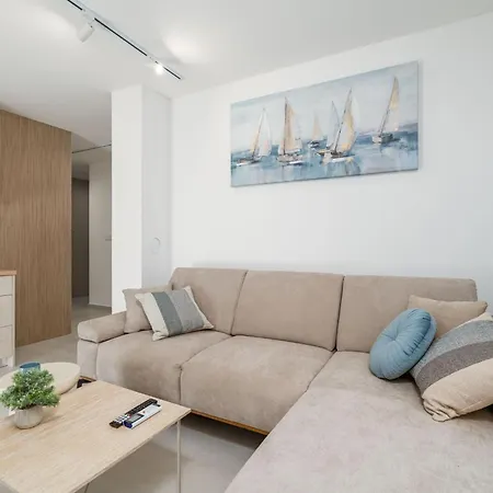 Modern Escape With Balcony - Near The Ferry Port Apartamento