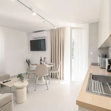 Modern Escape With Balcony - Near The Ferry Port Apartment *