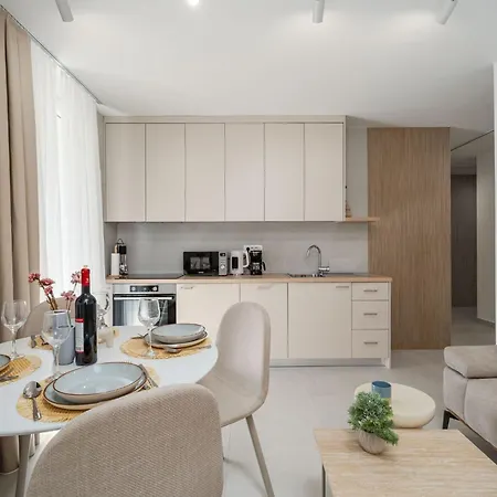 Apartment Modern Escape With Balcony - Near The Ferry Port