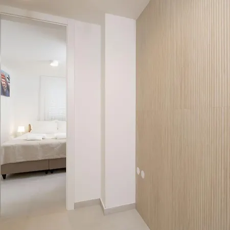 Apartment Modern Escape With Balcony - Near The Ferry Port