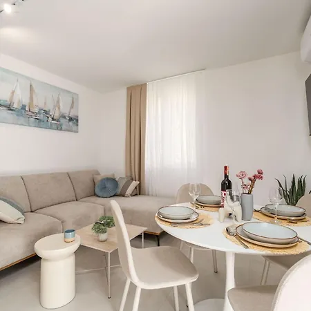 Apartment Modern Escape With Balcony - Near The Ferry Port