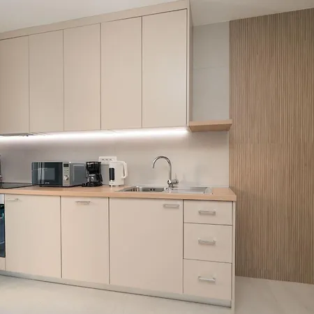 Apartment Modern Escape With Balcony - Near The Ferry Port
