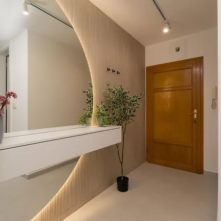 Modern Escape With Balcony - Near The Ferry Port