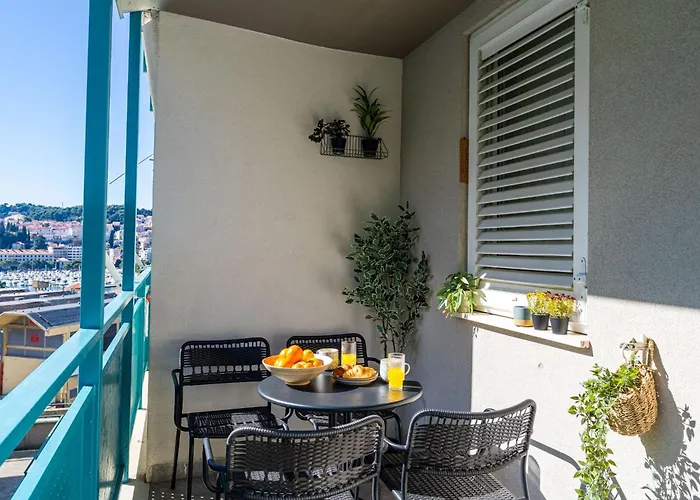 Modern Escape With Balcony - Near The Ferry Port