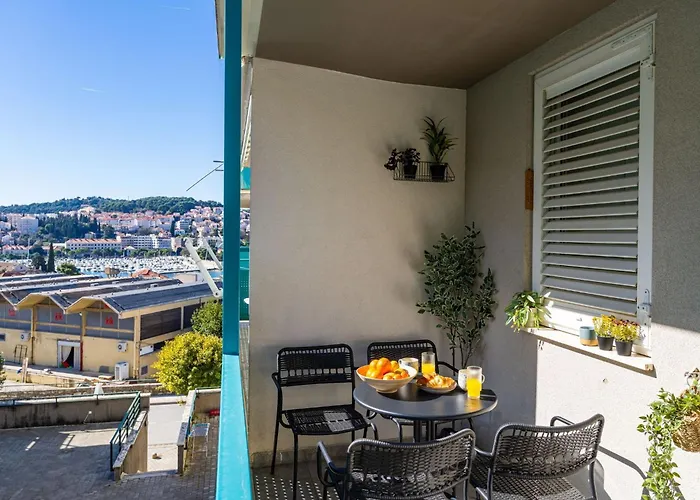 Modern Escape With Balcony - Near The Ferry Port Lejlighed *