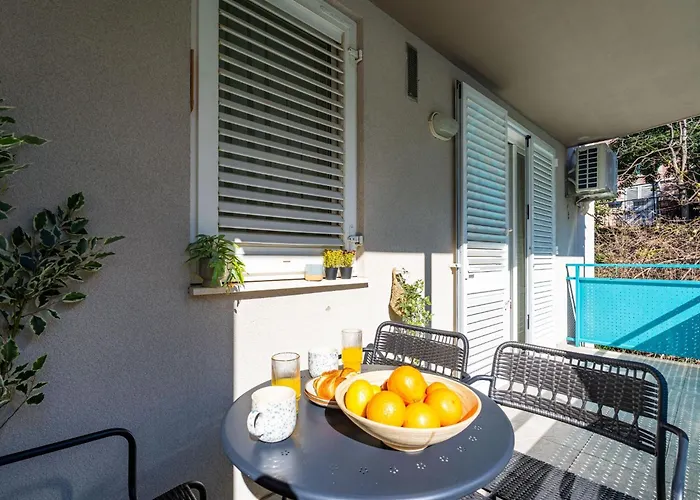 Modern Escape With Balcony - Near The Ferry Port Lejlighed *