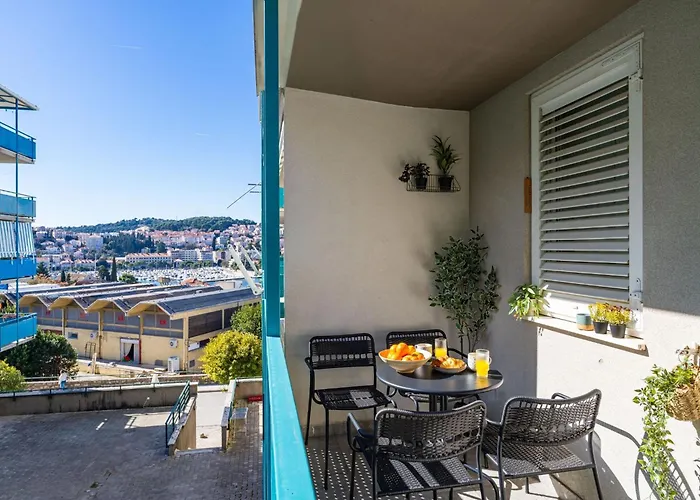 Modern Escape With Balcony - Near The Ferry Port Appartement *