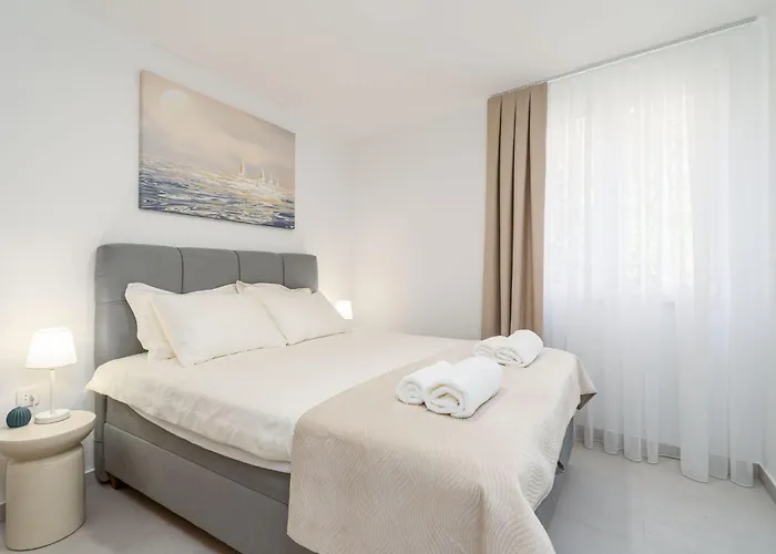 Modern Escape With Balcony - Near The Ferry Port Apartamento *