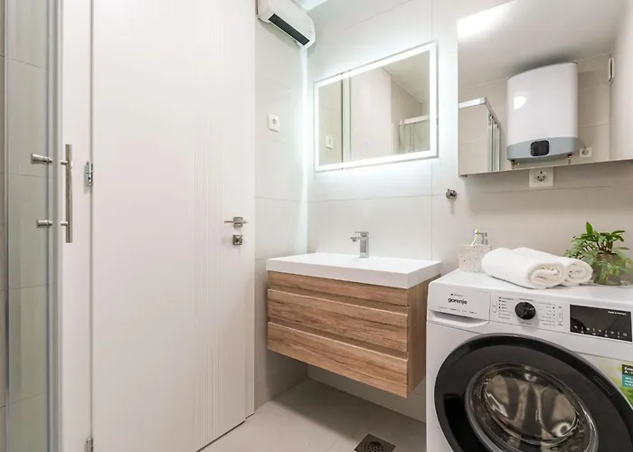 Modern Escape With Balcony - Near The Ferry Port Lejlighed *