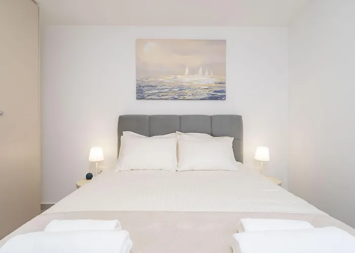 Modern Escape With Balcony - Near The Ferry Port *