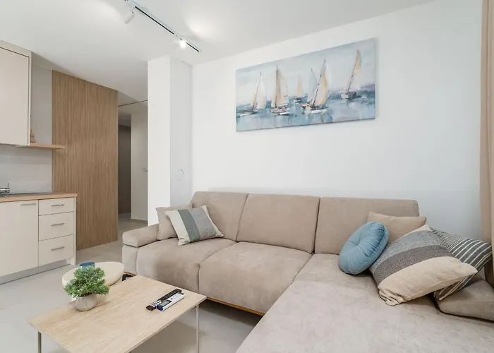 Modern Escape With Balcony - Near The Ferry Port Lejlighed