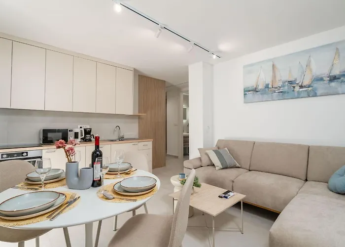 Modern Escape With Balcony - Near The Ferry Port Lejlighed