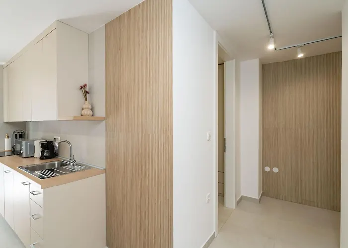 Modern Escape With Balcony - Near The Ferry Port *