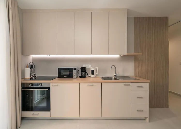 Modern Escape With Balcony - Near The Ferry Port Lejlighed *