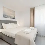 Modern Escape With Balcony - Near The Ferry Port شقة *