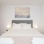 Modern Escape With Balcony - Near The Ferry Port *