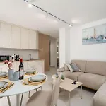 Modern Escape With Balcony - Near The Ferry Port شقة