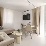 شقة Modern Escape With Balcony - Near The Ferry Port