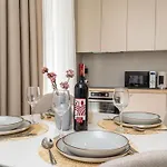 Modern Escape With Balcony - Near The Ferry Port شقة *