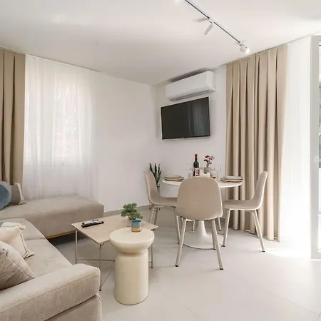 Apartman Modern Escape With Balcony - Near The Ferry Port