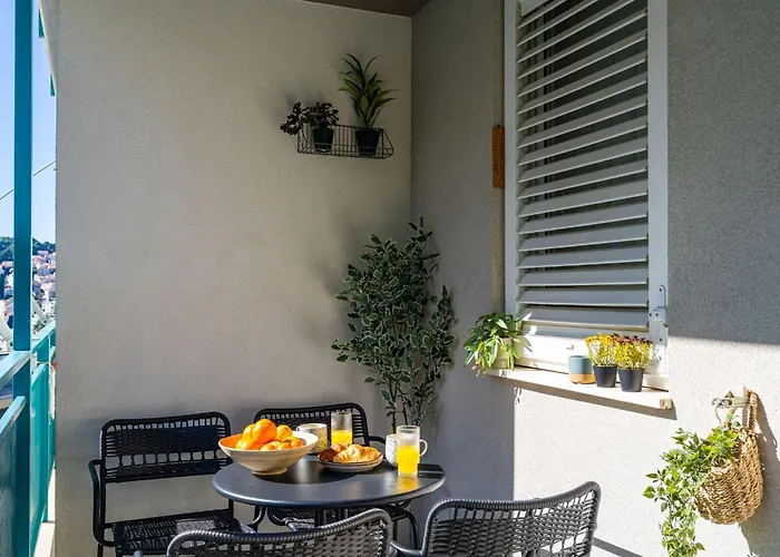 Modern Escape With Balcony - Near The Ferry Port