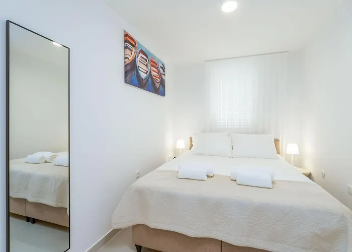 Modern Escape With Balcony - Near The Ferry Port