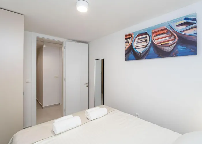 Modern Escape With Balcony - Near The Ferry Port