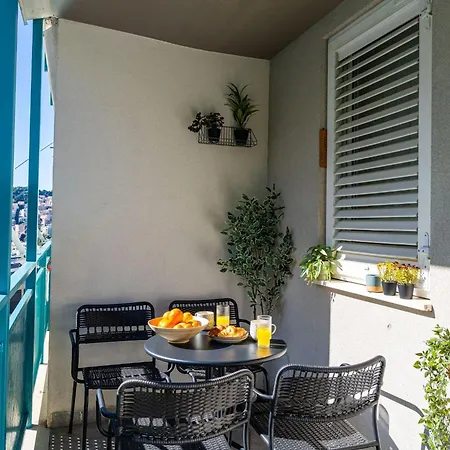 Modern Escape With Balcony - Near The Ferry Port