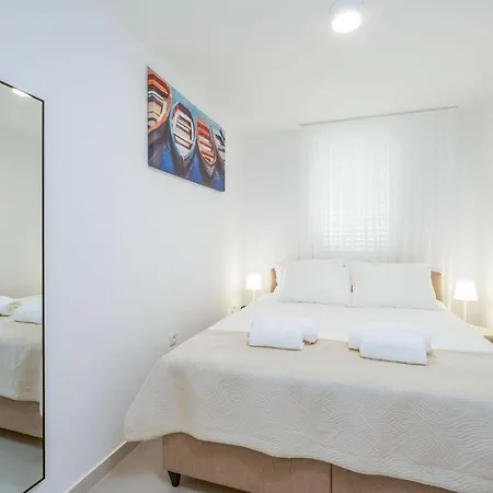 Modern Escape With Balcony - Near The Ferry Port