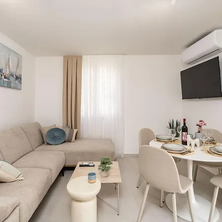 Modern Escape With Balcony - Near The Ferry Port