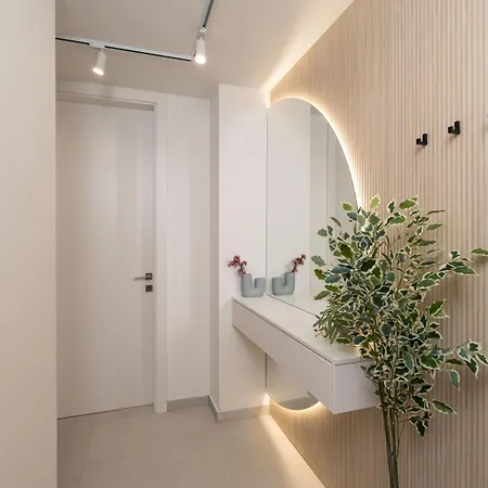 公寓 Modern Escape With Balcony - Near The Ferry Port